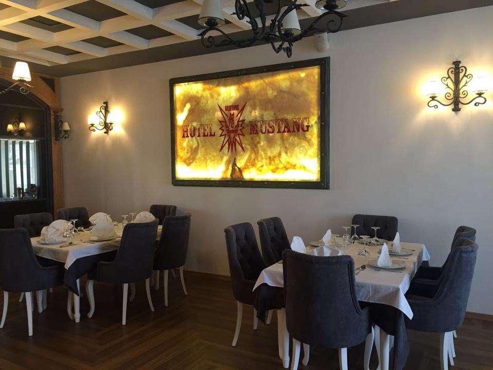 Hotel Mustang Vasqarr 레스토랑 사진